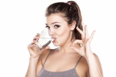 Mädchen trinken sauberes Wasser