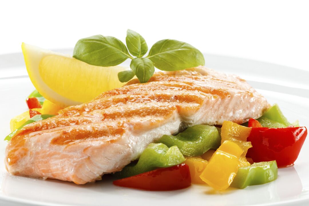 Gedämpfter oder gegrillter Fisch in einer proteinreichen Ernährung